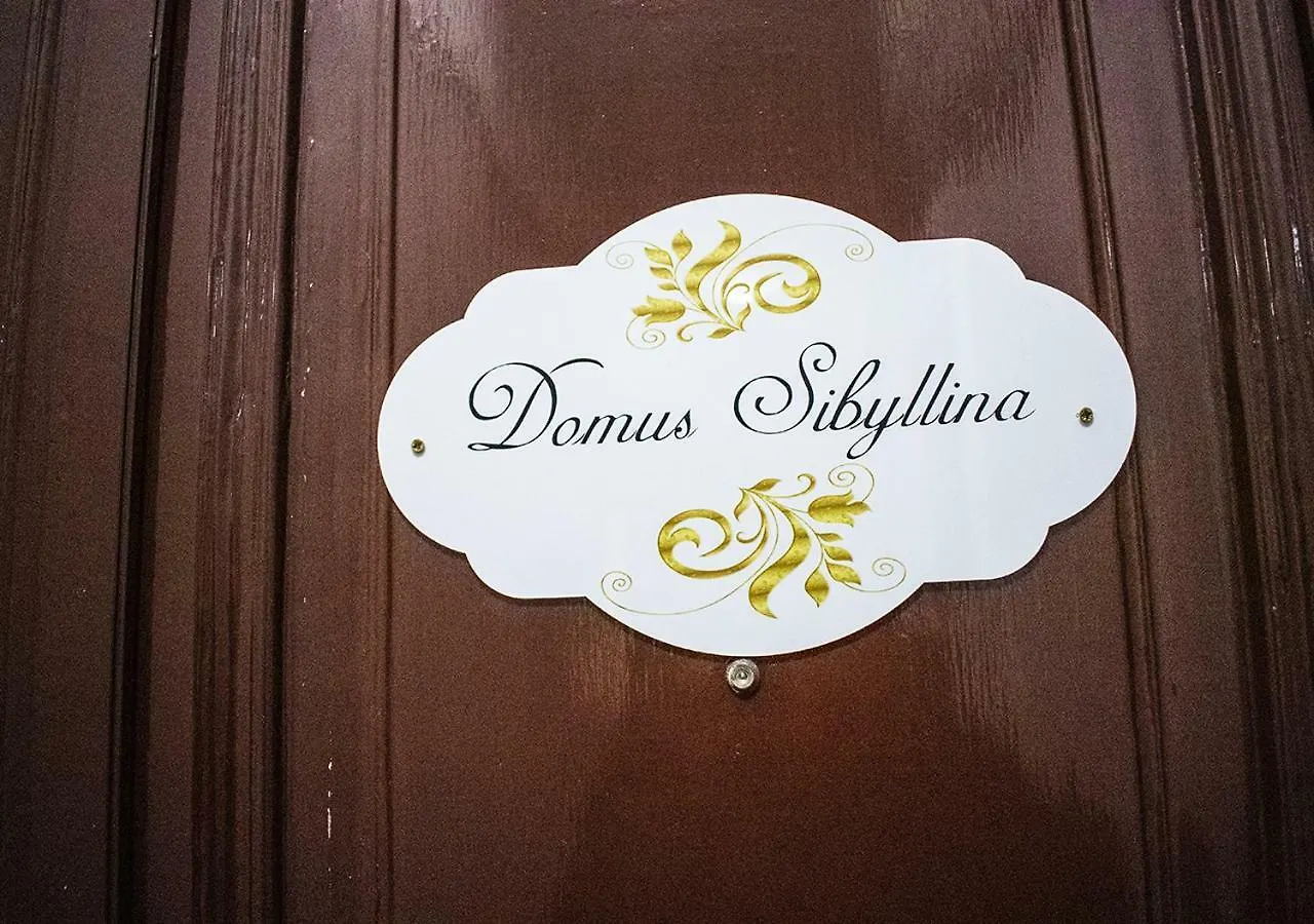 *** בית הארחה נאפולי Domus Sibyllina, Galleria Umberto I איטליה